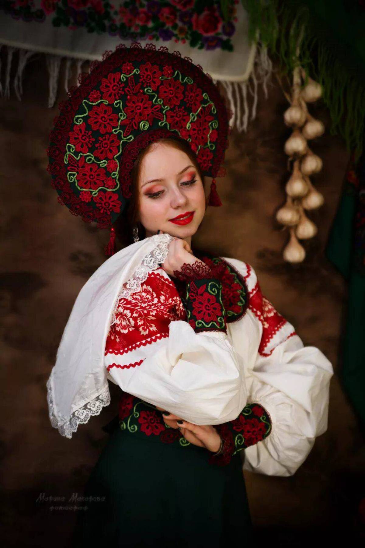Women in Slavic costumes underwear in Huaybei