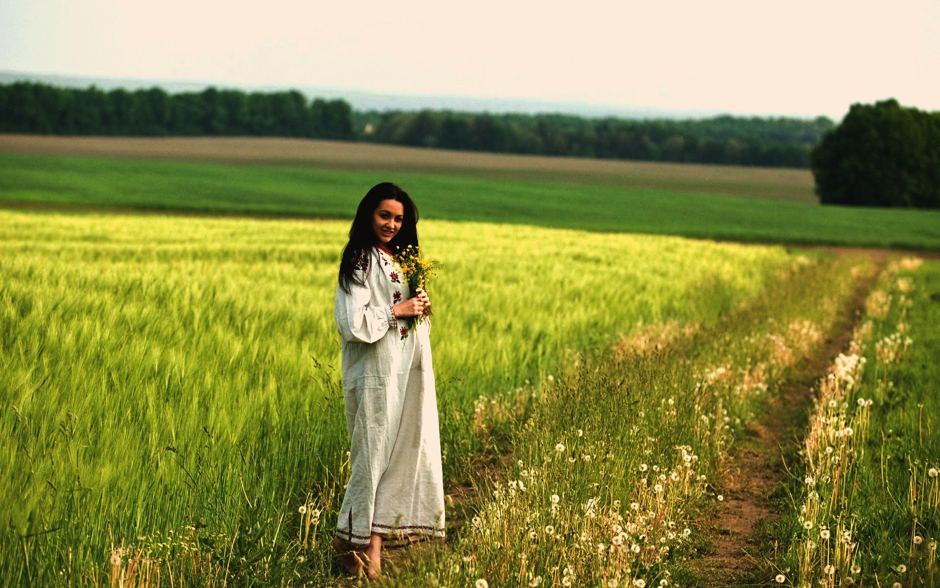 Women in Slavic costumes in Huaybei