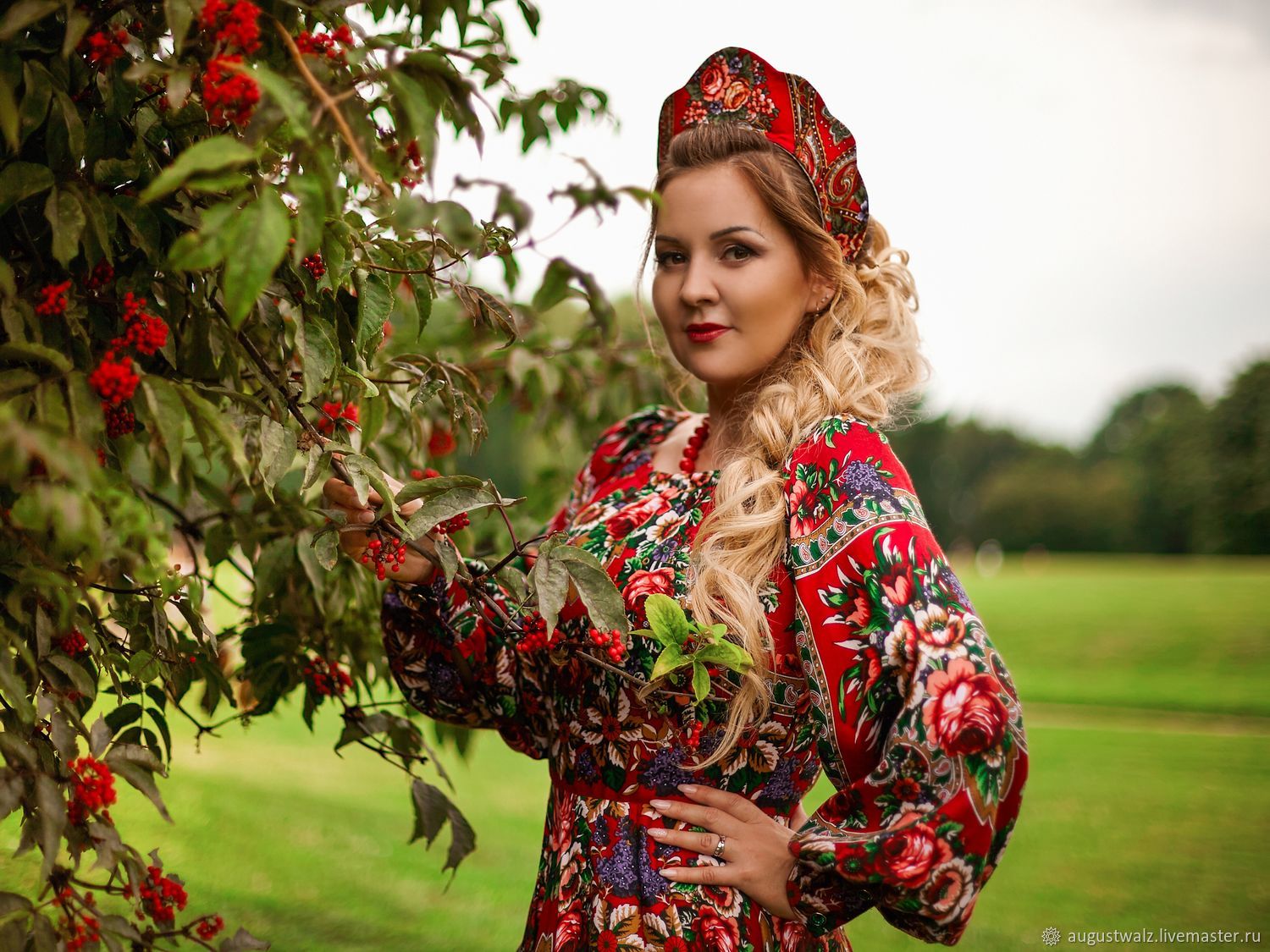 Women in Slavic costumes in Huaybei